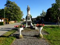  Blick zum Kriegerdenkmal in Glaubendorf 
