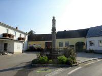 Blick zur Mariensule am Marienplatz in Hafnerbach 