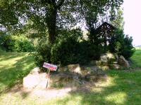 Blick zum einem Wegkreuz in der Nhe der Burgruine Hohenegg 