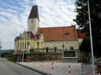 Blick zur Kath. Pfarrkirche hl. Zeno mit dem Mausoleum fr Maximilian Graf Montecuccoli-Laderchi und dem Kriegerdenkmal 