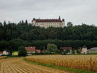  schner Fernblick zum Schloss Sitzenberg 