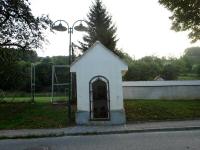  Blick zur Kapelle beim Friedhof an der L110 