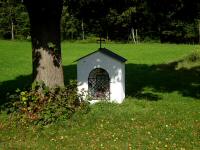 Blick zum Marterl "Zur heiligen Rast" bei der Straenkreuzung Nhe Altstoffsammelzentrum 