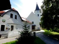 Blick zum Rathaus und zur Kath. Pfarrkirche hl. gyd in Stssing 