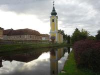 Blick ber den Dorfweiher zur Ortskapelle Merkenbrechts 