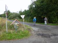  Marathonis beim Gedenkkreuz Donninger an der B2 