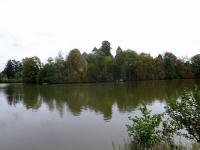 Blick ber den Schlossteich zur Pfarrkirche und zum Schloss 