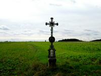  Blick zu einen Eisenkreuz westlich von Breitenfeld 
