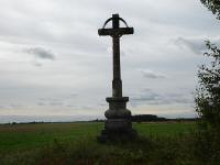 Blick zu einen  Hochkreuz westlich von Breitenfeld in der Riede Bergfeld 