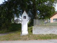 Blick zu einem gemauerten Bildstock am stlichen Ortsende von Weinpolz 