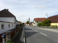 Blick entlang der B2 zur Kath. Pfarrkirche hl. Florian in Scheideldorf 