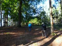  Wanderer bei der Steinpyramide auf dem Steinberg 