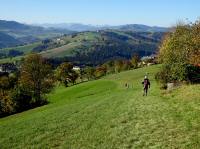 Blick auf die Wanderstrecke und in die Ferne zur Wieserhhe