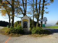 Blick zur Neuauern Kapelle an der Straenkreuzung der L6200