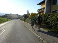 Blick auf die Wanderstrecke entlang der L6204 in Biberbach