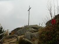 Blick zum Nebelsteiner Friedenskreuz ist auch Gipfelkreuz 