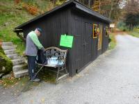 Blick zur gratis Wasserabgabestelle am Ortsende von Angelbach