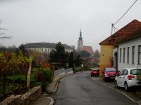 ein Blick zurck ber die Weinstrae zum Schloss und Pfarrkirche Gobelsburg