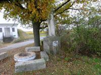 Blick zur Christusstatue am Gterweg in der Riede Redling beim Wasserreservoir