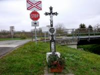 Blick zu einen Gedenkkreuz am Bahnbergang 