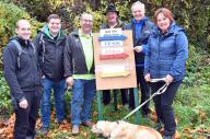  der Obmann mit Wanderer vor dem Start 