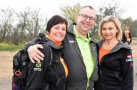Wandervereinsobmann Huth mit hbschen Wanderinnen aus Blindenmarkt