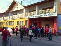 Wanderer warten vor dem Gasthof Reithner auf den Start 