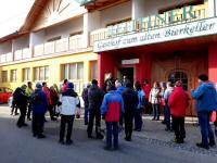 Wanderer warten vor dem Gasthof Reithner auf den Start 