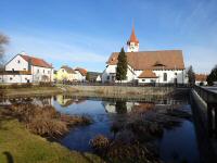 Blick ber den Ortsteich zur Pfarr- und Wallfahrtskirche Maria Fatima in Dro 