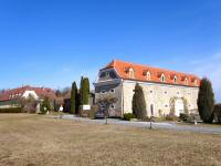 Blick zum ehemaligen zweigeschoigen Schttkasten Schferhof, heute ist dort ein Orthopdisches Zentrum eingerichtet