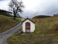 Blick zu einer Kapelle am Straenrand der L7150 in der Nhe von Weiterndorf 