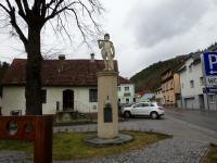 Blick zur Prangersule mit der Rolandstatue am Marktplatz in Weiten