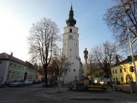 Blick zur Pfarrkirche hl. Jakobus d. . und zur Pest-/Dreifaltigkeitssule in Knigstetten 