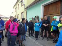 vor dem Abmarsch erklrte die Wanderleiterin die Wanderstrecke