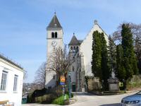  Blick zur Pfarrkirche hhl Peter und Paul in Kierling 