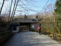 Blick zum Eingang der Wallfahrtssttte Lourdesgrotte im Wienerwald 