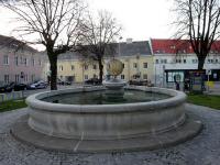 Blick zum schnen Brunnen (mit der Sonn) am Hauptplatz vor der Pfarrkirche 