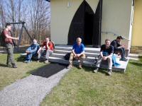 Wanderer bei der 2. Labestelle bei der St. Hubertus Kapelle in Scheiblingstein