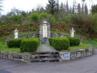 Blick zu dem Kriegerdenkmal mit den Figurenbildstcken hl. Johannes Nepomuk und hl. Felix in Buchberg 