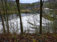  Blick zu dem Wehr im Kampfluss 