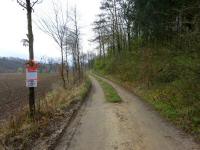 Blick auf die Wanderstrecke mit der Infotafel fr die Wanderer