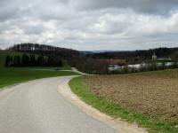 Blick auf die Wanderstrecke bei der Gehftgruppe Kropfmais