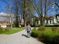 Blick auf die Wanderstrecke am Rande des Kurparks 