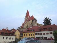 Blick zur mchtigen gotischen Wehrkirche von Weienkirchen in der Wachau zur Kath. Pfarrkirche Mariae Himmelfahrt