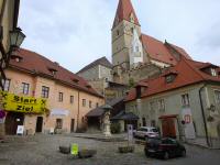 Blick zurm Teisenhoferhof und zur mchtigen gotischen Wehrkirche , das Ziel ist erreicht 