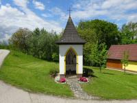 Blick zu einer schnen kleinen Kapelle bei einem Gehft in Weinzierl 