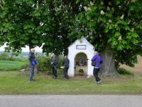 Blick zu einer kleinen Kapelle genannt das Weinhalsmarterl mit der SK 