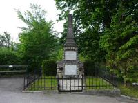 Blick zum Kriegerdenkmal in Weissenbach bei Mdling