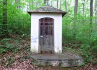  Blick zu einer kleinen Kapelle am Wegesrand 