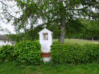  Blick zu einem Gedenkmarterl in Fllenberg 